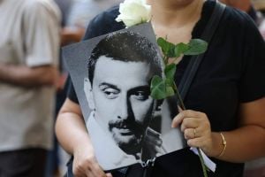 لقطات مؤثرة لحظة وصول نعش زياد الرحباني الى الكنيسة بحضور السيدة فيروز