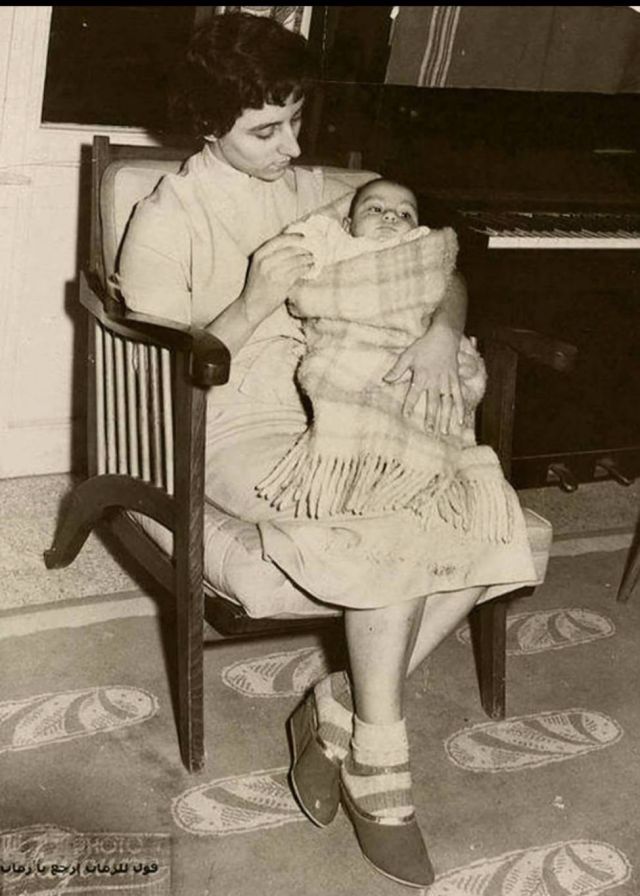زياد الرحباني في طفولته مع أمه فيروز