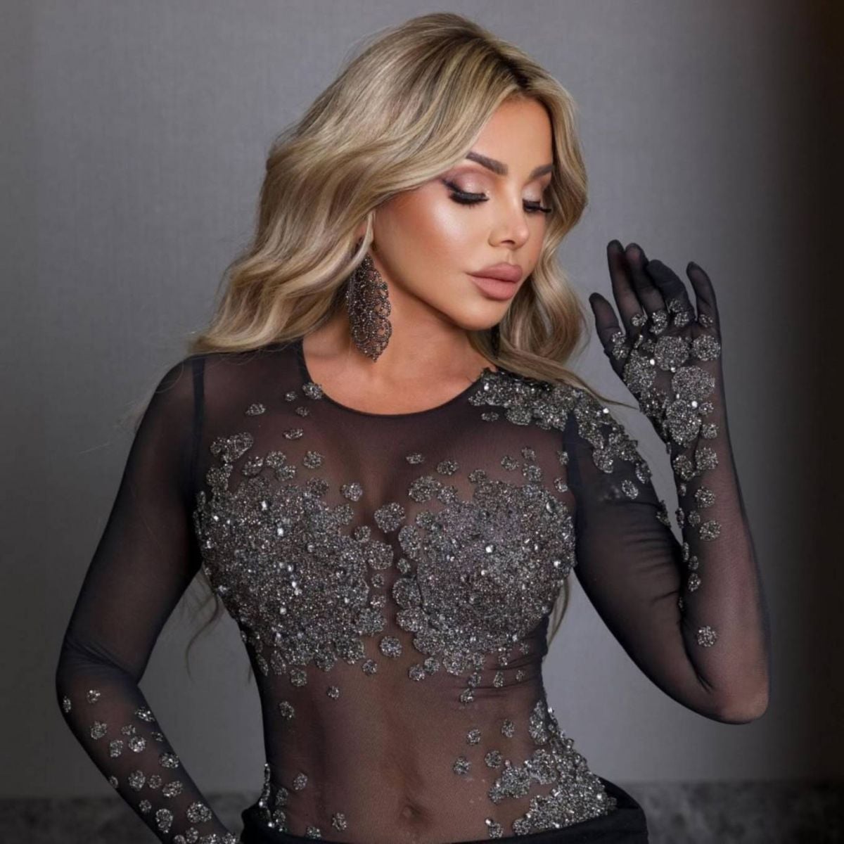 إصابة رزان مغربي بعد سقوط السقف عليها خلال الغناء