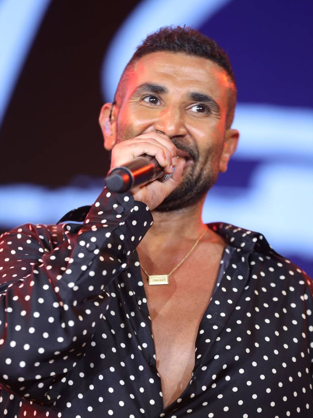 إطلالة أحمد سعد الغريبة تعرّضه للانتقادات الساخرة