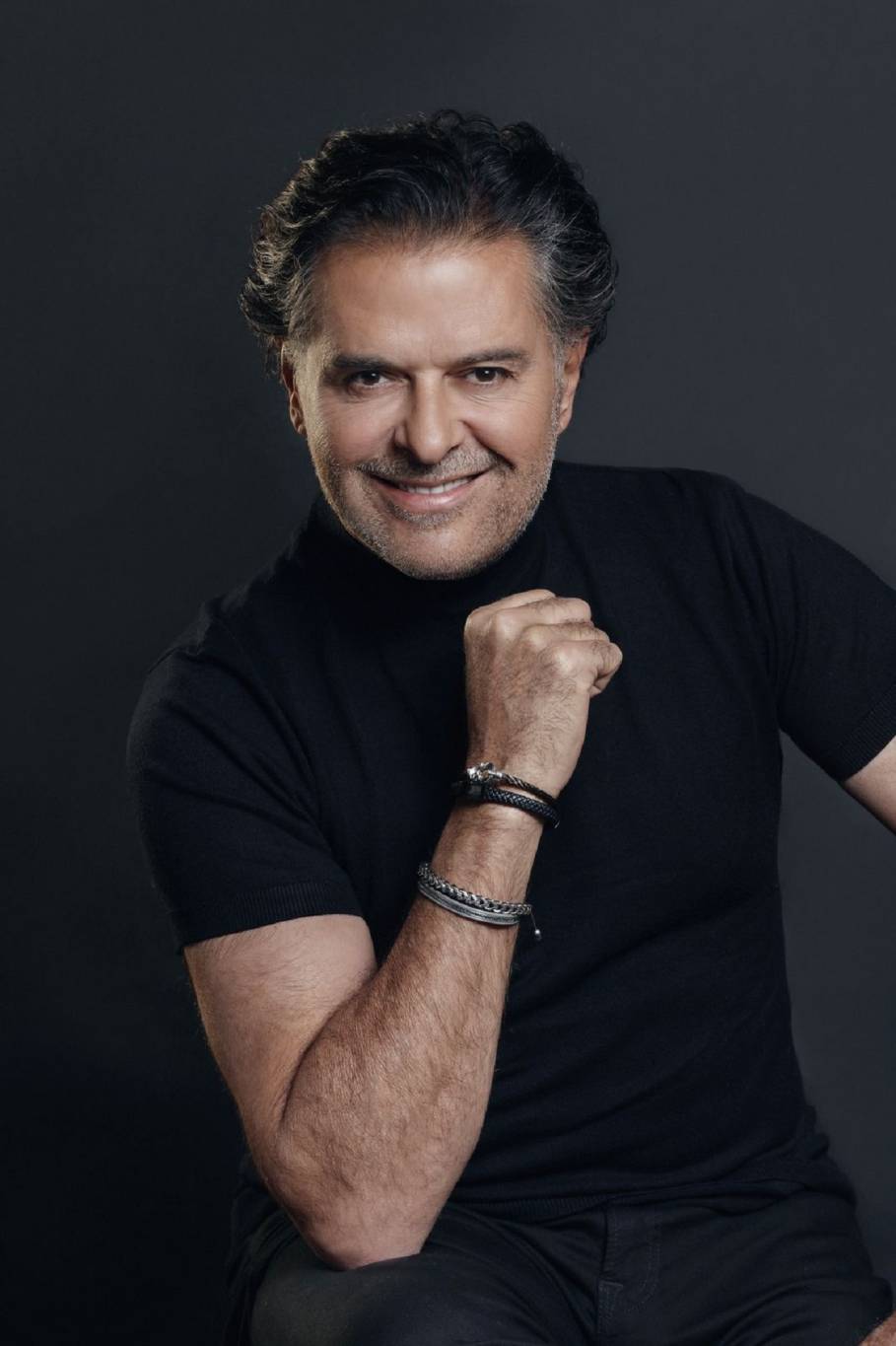 راغب علامة: منعي من الغناء في مصر كالإعدام... ومسحت فمي بعد القُبلة (فيديو)