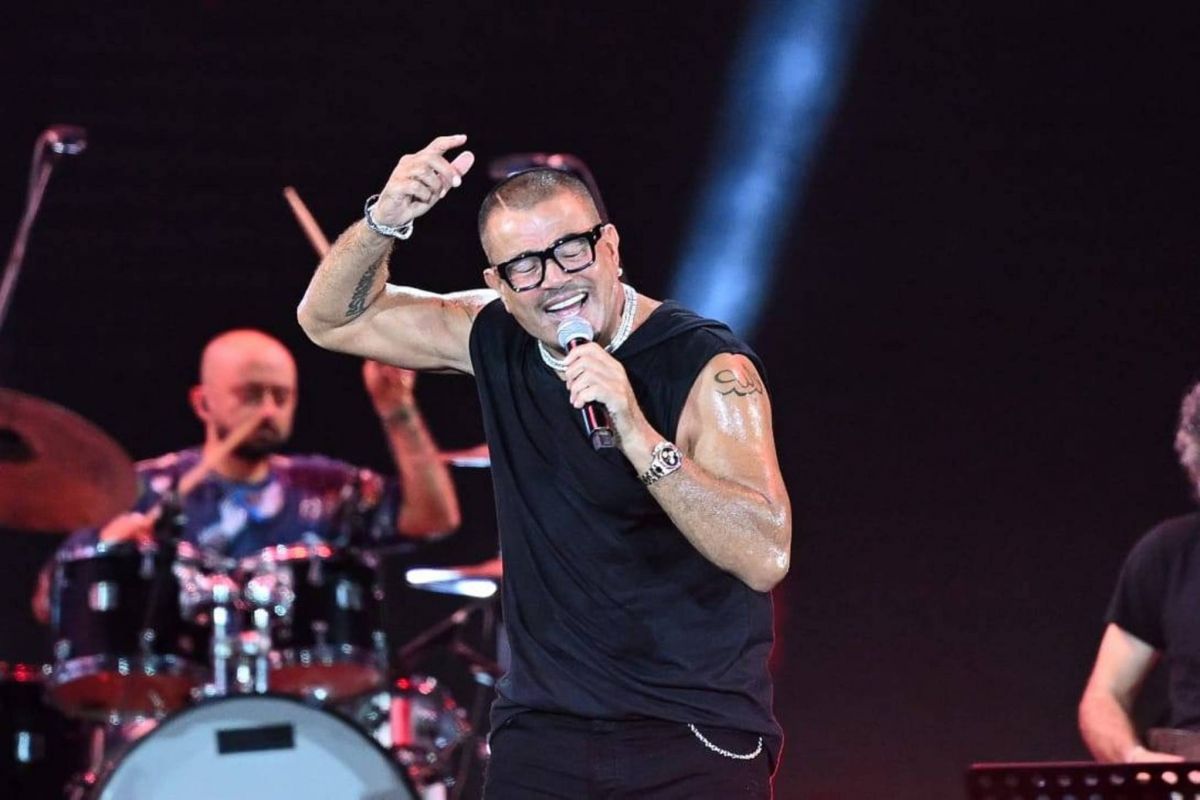 عمرو دياب يخرج عن عاداته في حفله بمهرجان العلمين (فيديو)