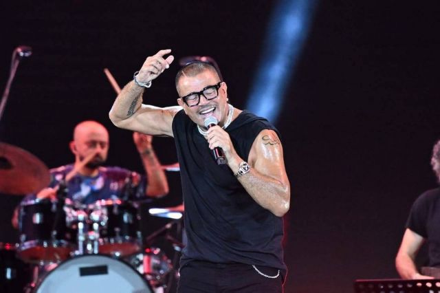 عمرو دياب يخرج عن عاداته في حفله بمهرجان العلمين (فيديو)