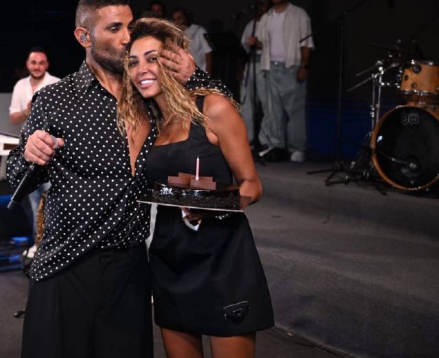 أحمد سعد يقبّل رأس علياء بسيوني في عيد ميلادها