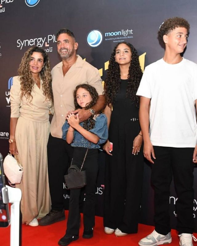 الظهور الأول لأسرة أمير كرارة في العرض الخاص لفيلمه الجديد (صور)