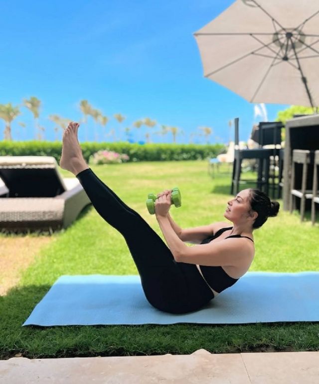 نيرمين الفقي تستعرض لياقتها البدنية 