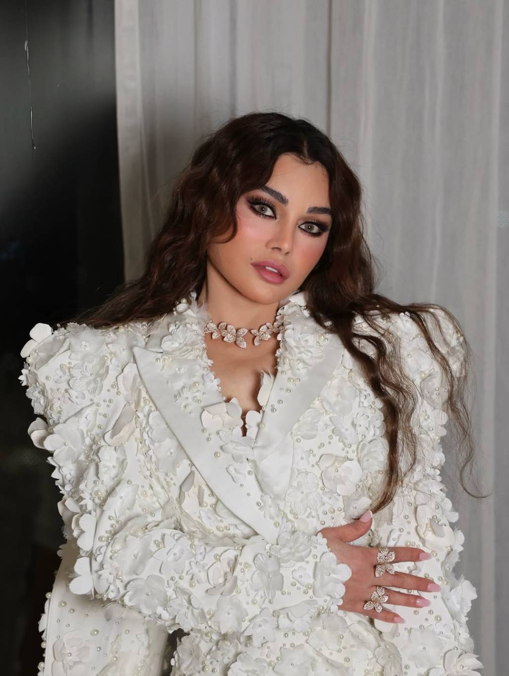 هيفاء وهبي كالملاك بفستان قصير مطرّز بالورود واللؤلؤ