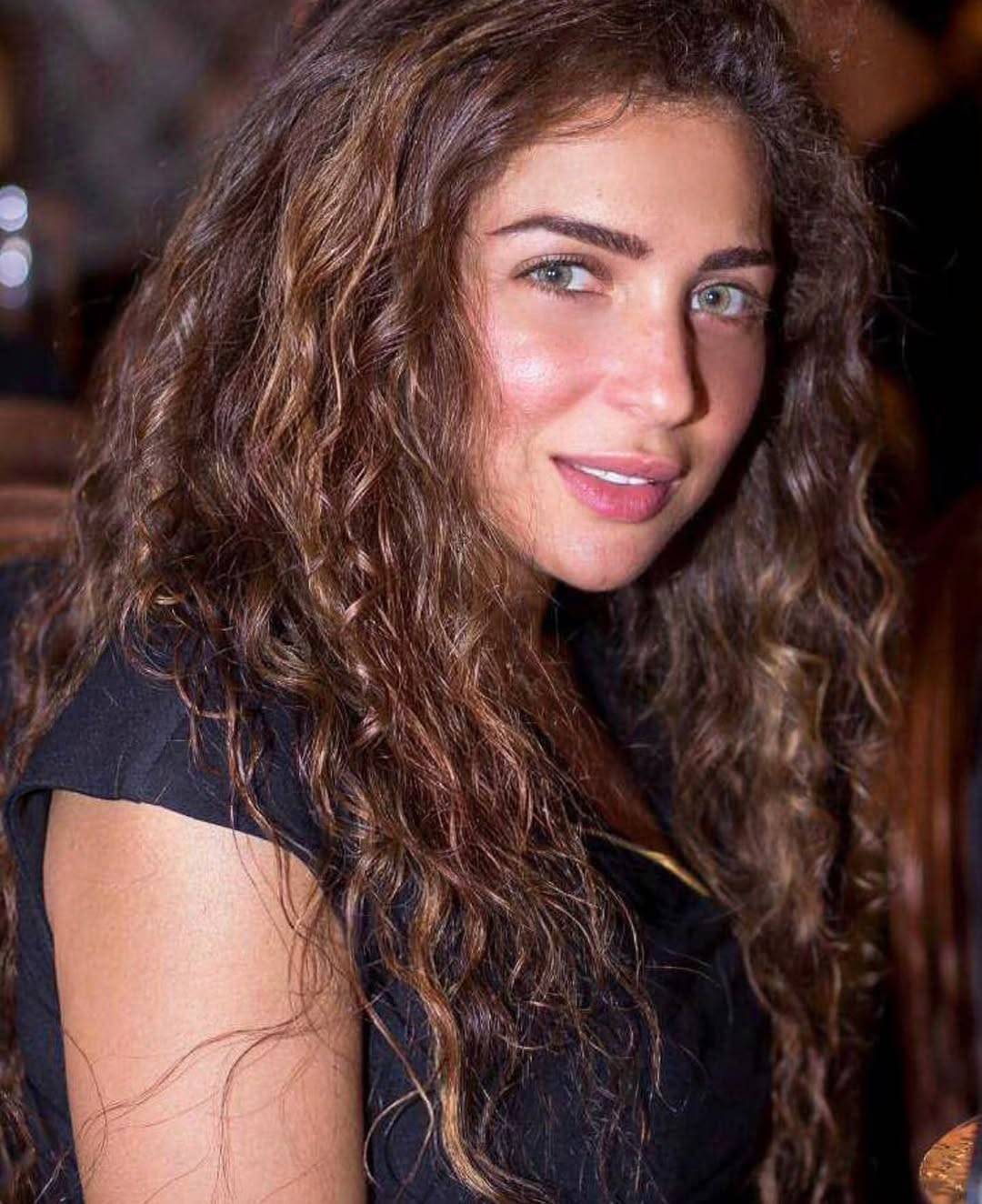 مي عز الدين تخطف الأنظار بصورها من دون مكياج