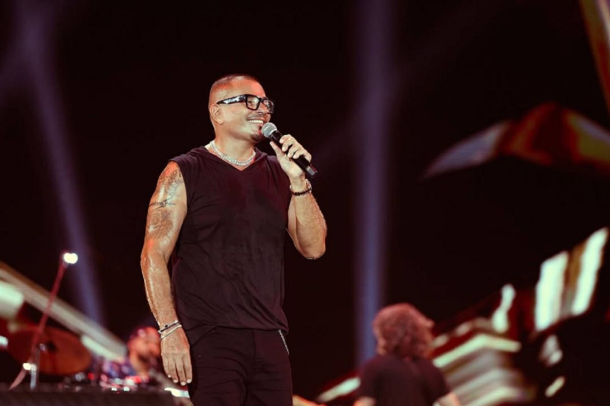 عمرو دياب يثير الجدل بما فعله في حفله!! (فيديو)