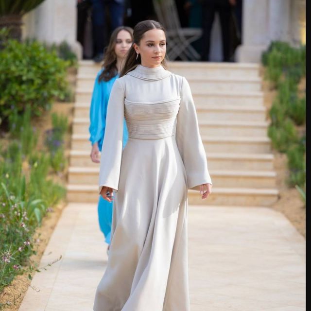 الأميرة إيمان بالفستان المحدّد 