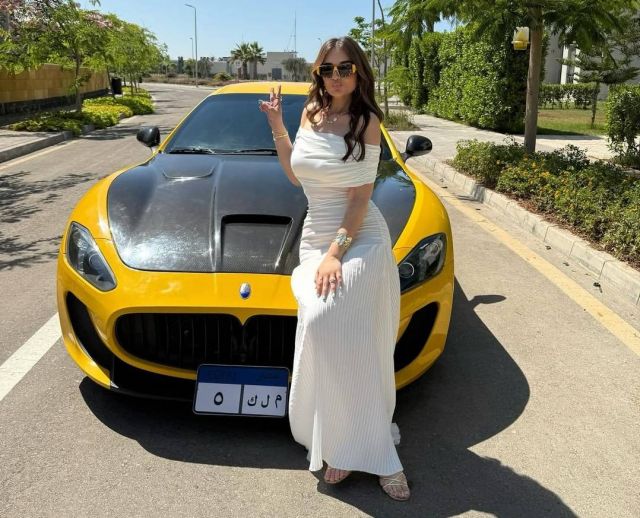 ملك أحمد زاهر تثير الجدل على مواقع التواصل بسبب سيارة فارهة (صور)