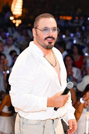 رامي عياش وإدوارد يشعلان "العلمين" بالملابس البيضاء (صور)