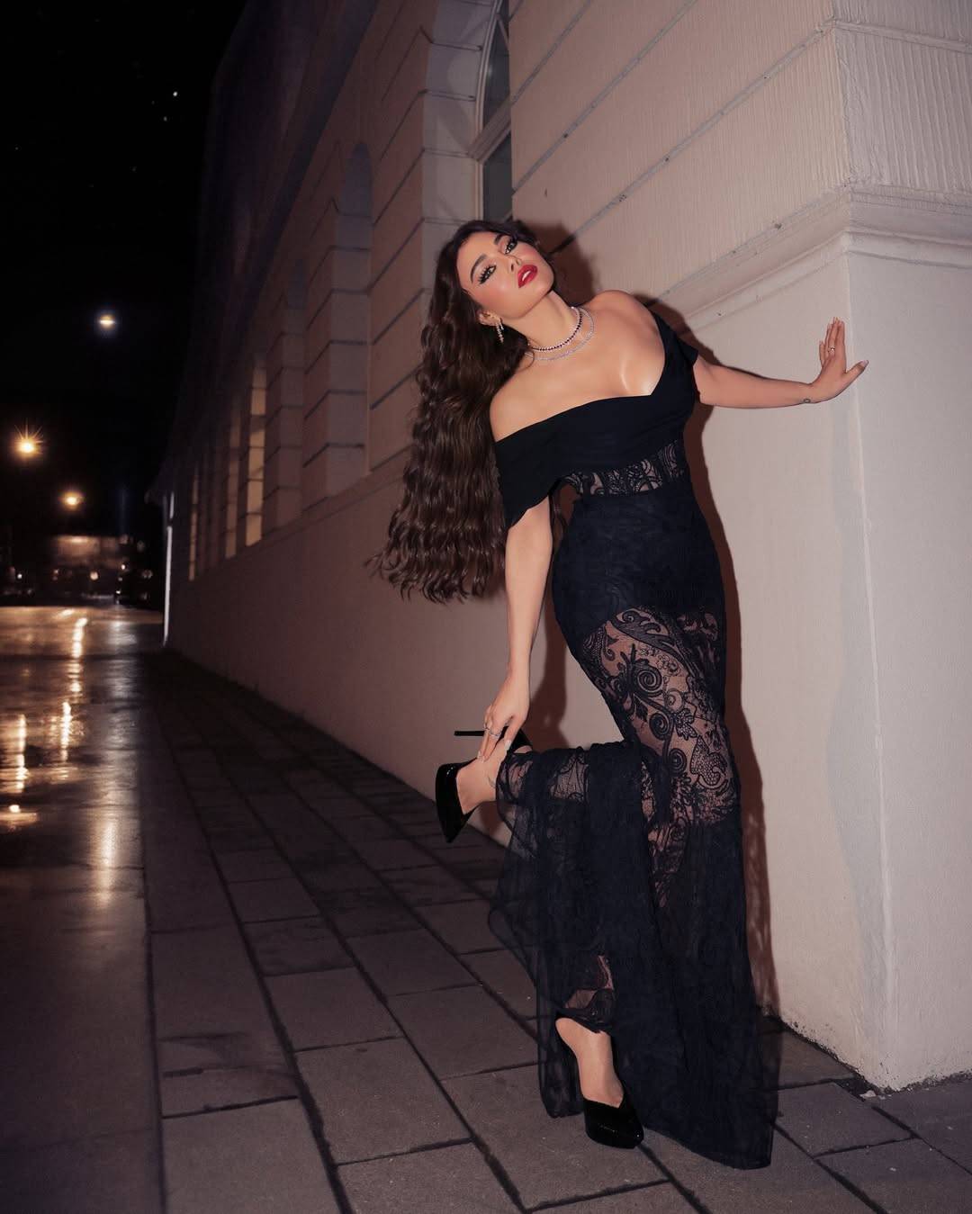 هيفاء وهبي تبرع في تنسيق فستانها القصير مع حذاء مختلف