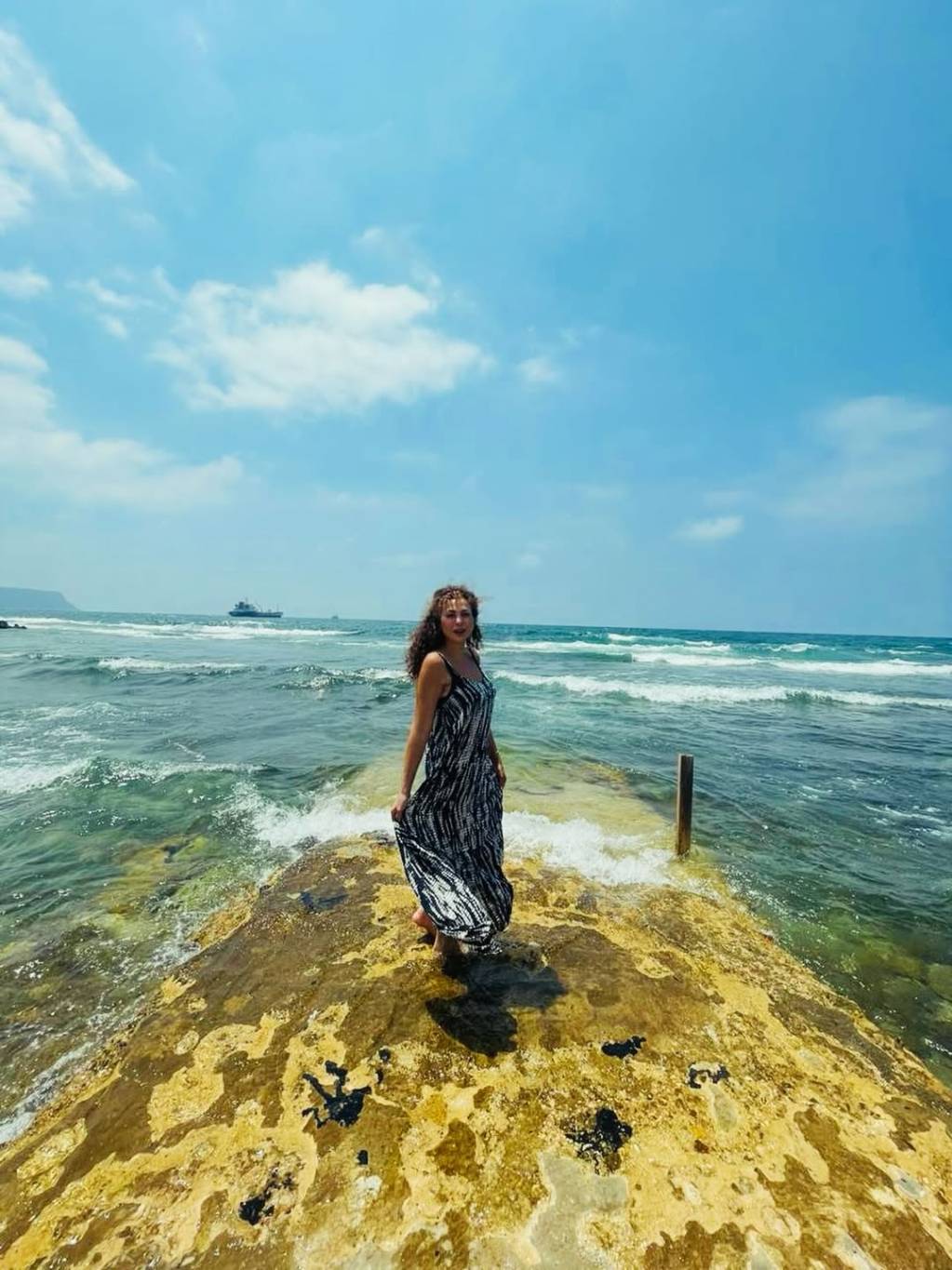  أمل حجازي بإطلالة بحرية: أنا قوية وجامحة