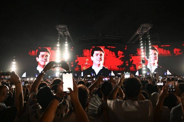 لقطة من فيديو لكليبات عمرو دياب طوال مشواره