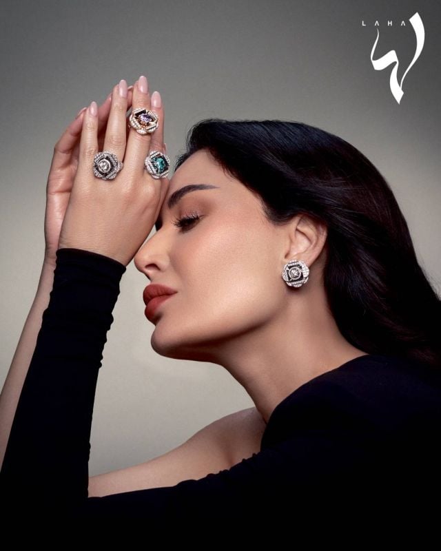 ● خاتم Darli من الماس والتورمالين من مجموعة A New York Affair للمجوهرات الراقية من Marli New York
● خاتم Darli من الماس والسبينيل من مجموعة A New York Affair للمجوهرات الراقية من Marli New York
● خاتم Darli من الماس من مجموعة A New York Affair للمجوهرات الراقية من Marli New York
● اقراط Darli من الماس من مجموعة A New York Affair للمجوهرات الراقية من Marli New York
● فستان من Alexandre Vauthier لدى Tutus Kurniati Concept Store
