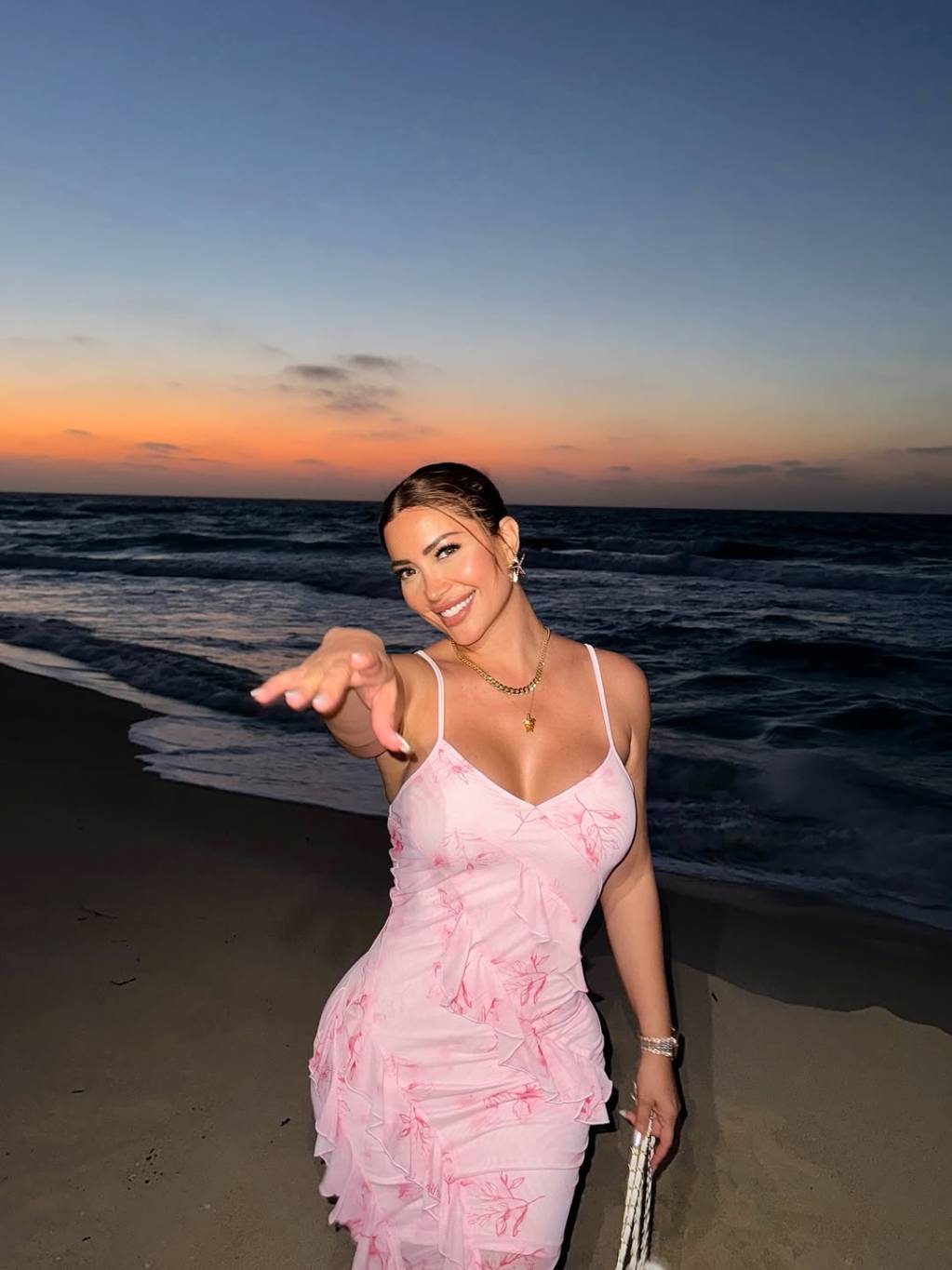 نسرين طافش توثّق رحلتها على جزيرة هادئة مع زوجها (صور)