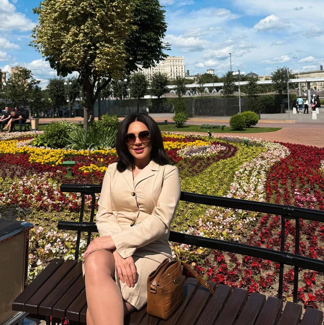 سلاف فواخرجي تحتفل بميلادها وتعتذر من موسكو