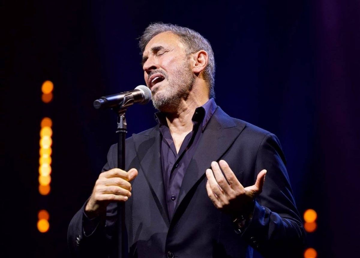 كاظم الساهر يردّ بهذه الصورة على شائعة وفاته