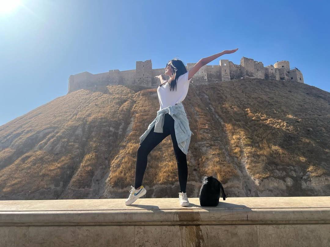 فنانة تنجو من القتل بعد تحطم سيارتها بالانفجارات في سوريا