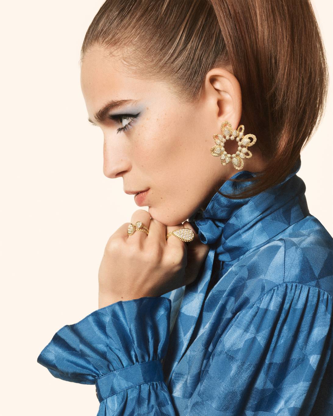 مجوهرات الورود المتفتحة.. أناقة استثنائية لكل الفصول