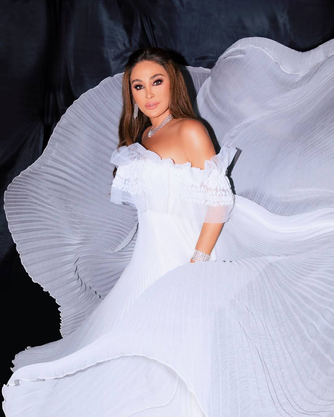 إليسا تبهر الجمهور بإطلالة بيضاء أنثوية في بيروت