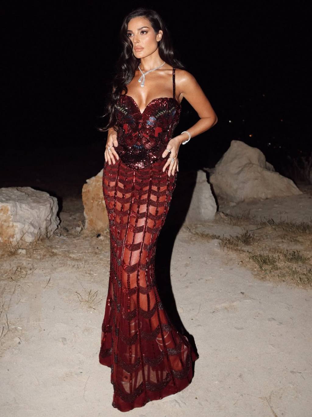 نادين نسيب نجيم تضجّ أنوثة بفستان جريء في زفاف سيليو صعب