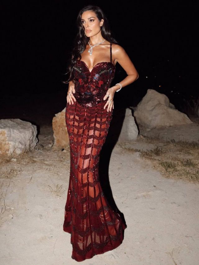 نادين نسيب نجيم تضجّ أنوثة بفستان جريء في زفاف سيليو صعب