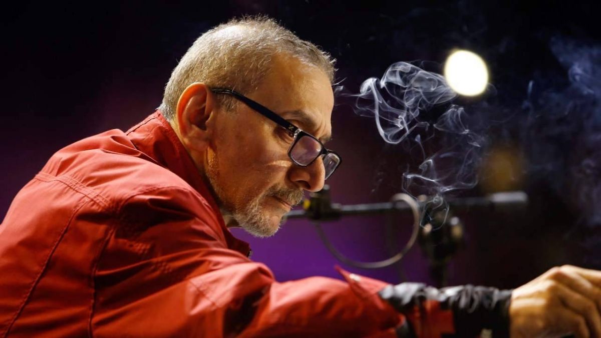 المشاهير والجمهور يتجمعون حول المستشفى لوداع زياد الرحباني (فيديو)