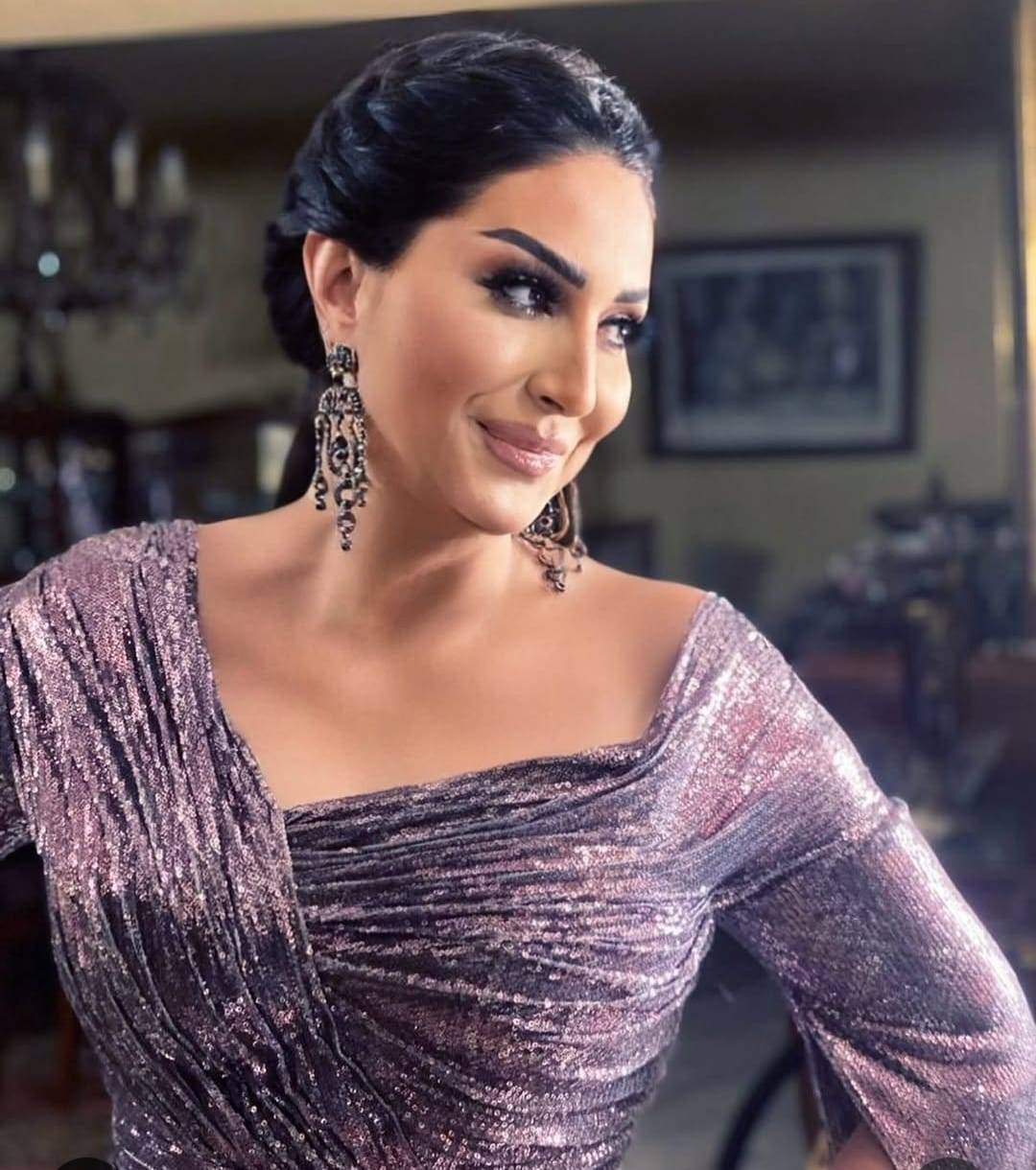 وفاء عامر تكشف حقيقة هروبها خارج مصر