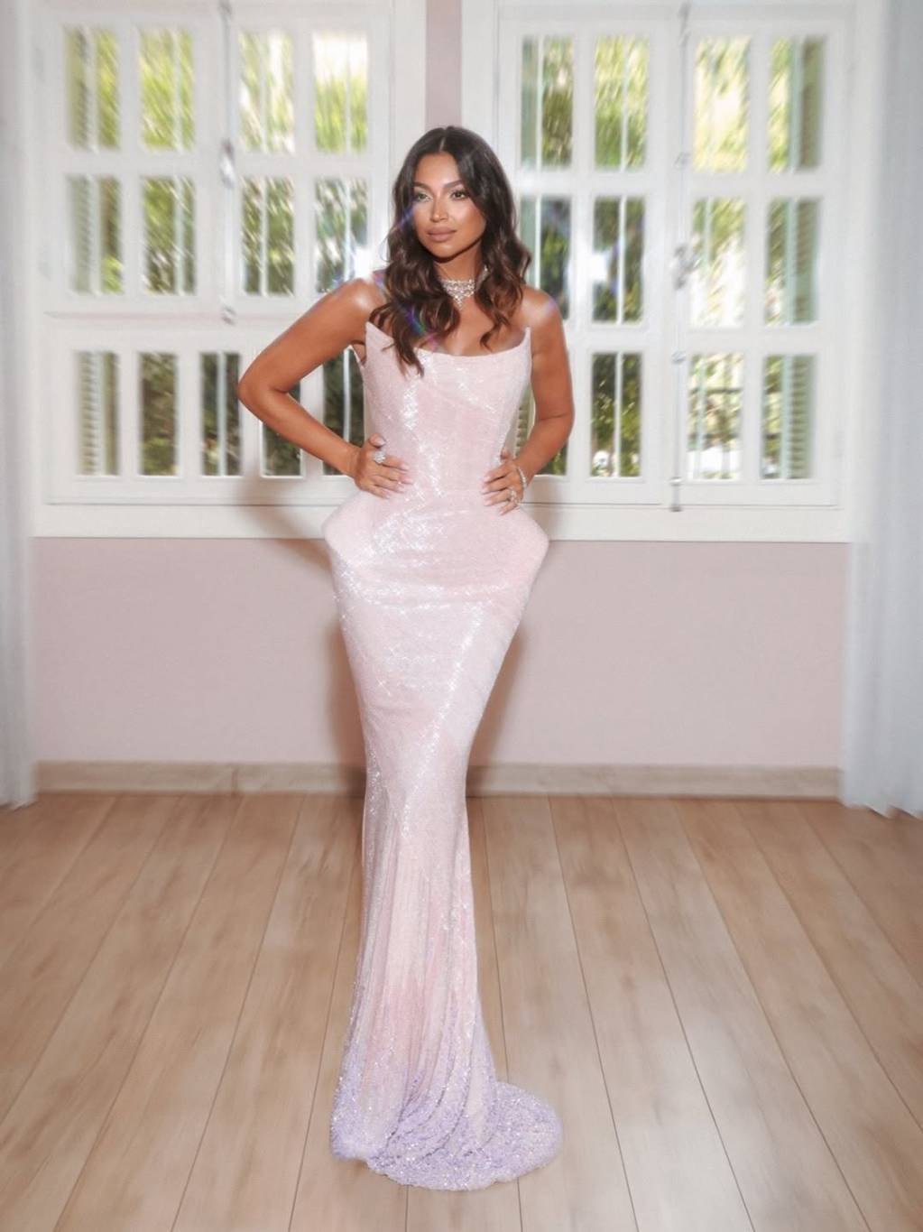 نجمتان تعتمدان صيحة القصّة الهيكلية البارزة عند الخصر