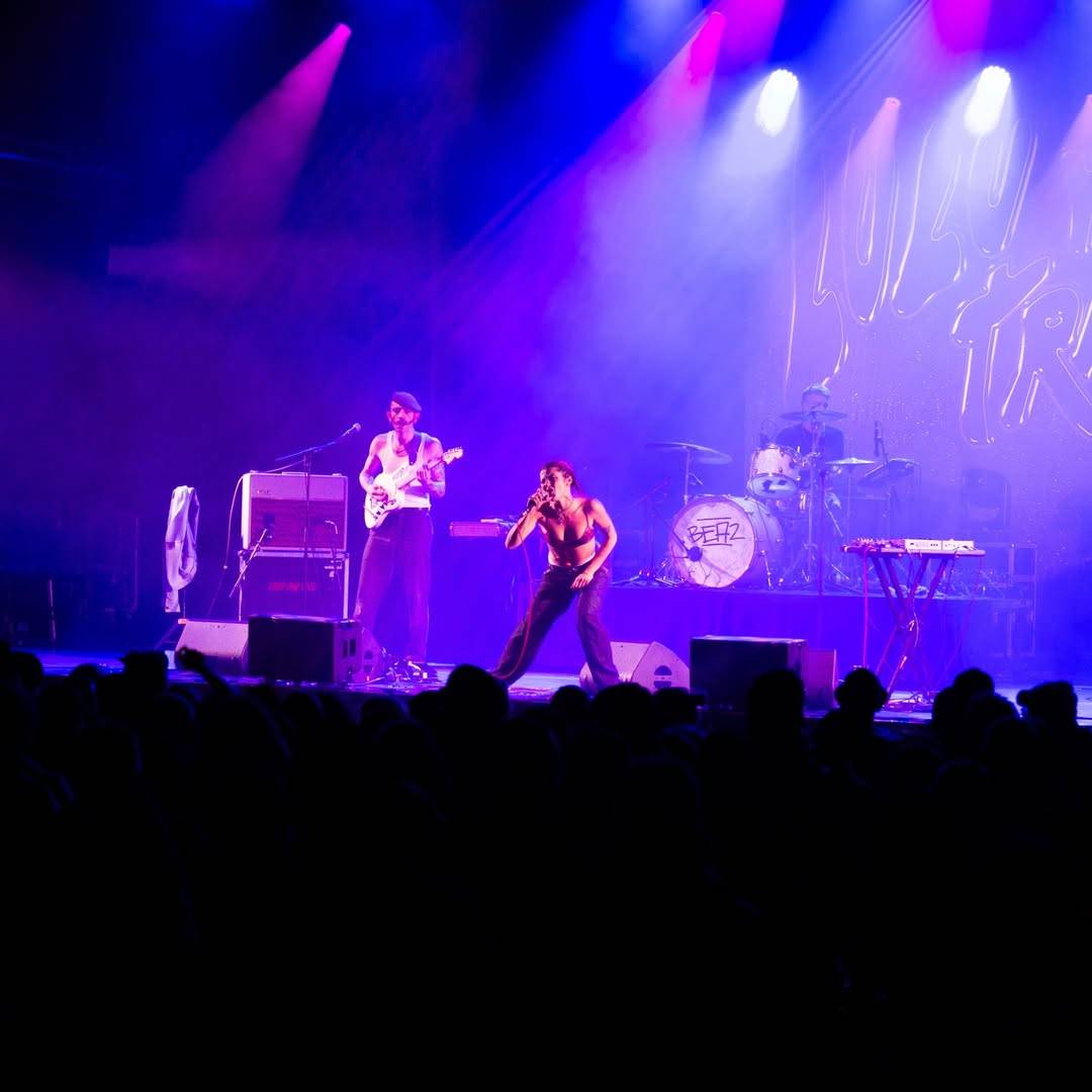 نجمة عالمية تتعرى على المسرح بسبب التحرش بها (صور)