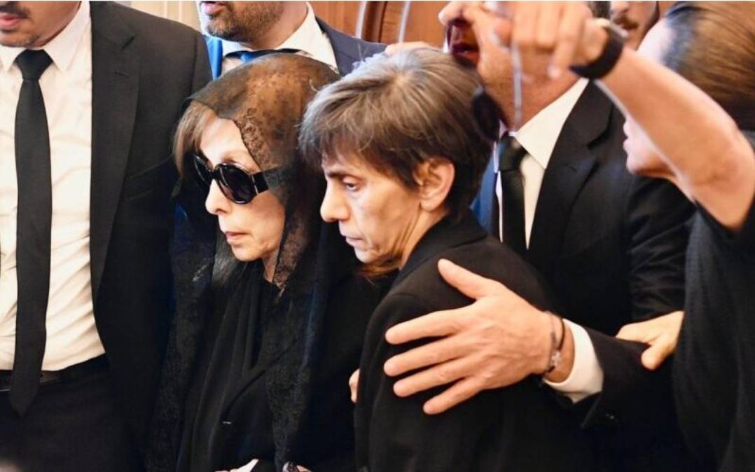 لليوم الثاني... السيدة فيروز تحضر شخصياً لاستقبال المعزّين بابنها زياد الرحباني