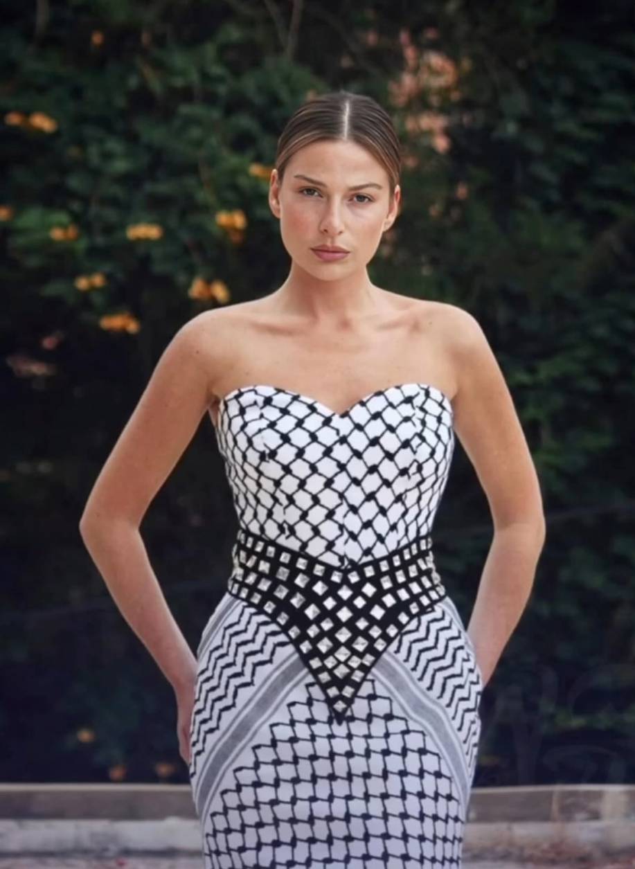 باميلا الكيك بلا مكياج وبفستان من الكوفية الفلسطينية