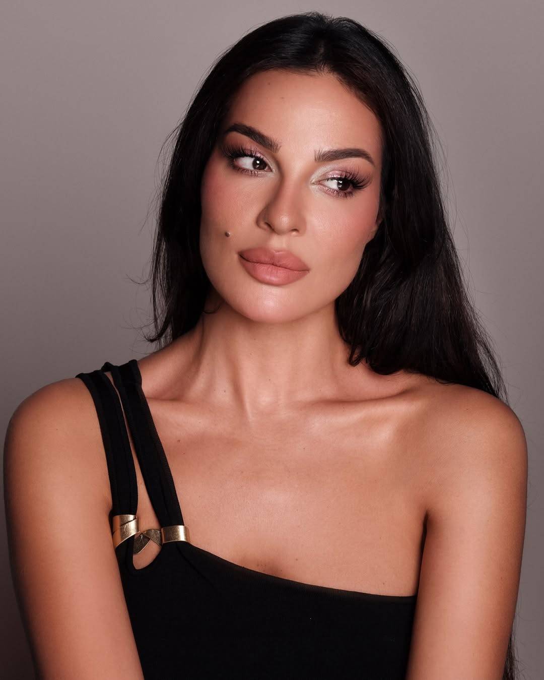 بعد الحديث عن عودتها الى خطيبها... نادين نسيب نجيم تضجّ أنوثةً بـ