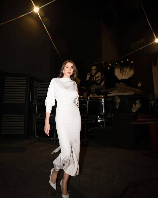 دانييلا رحمة بموضة الفستان الطويل