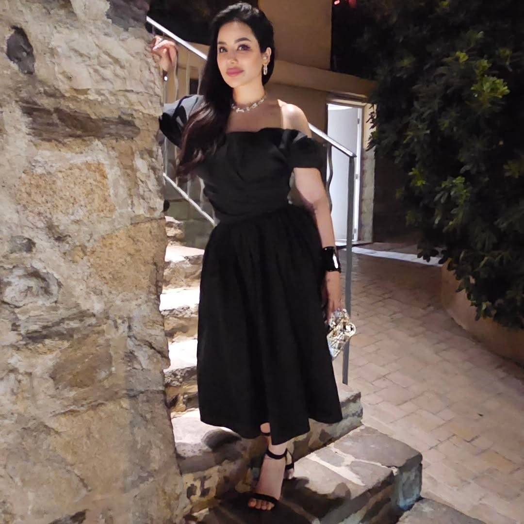 لجين عمران تتألق بالأسود: فستان 