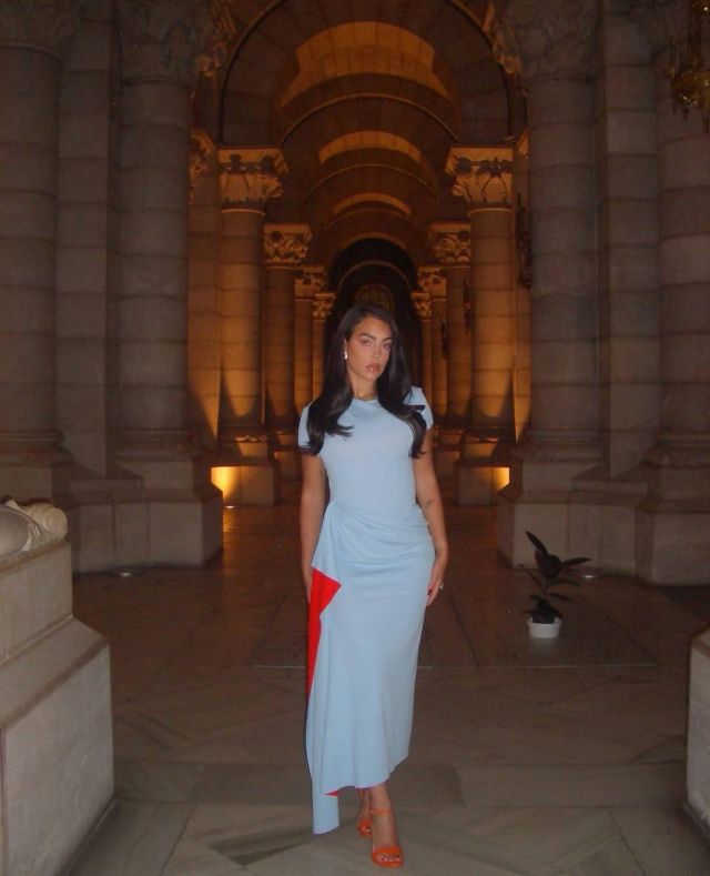 جورجينا رودريغيز بفستان 