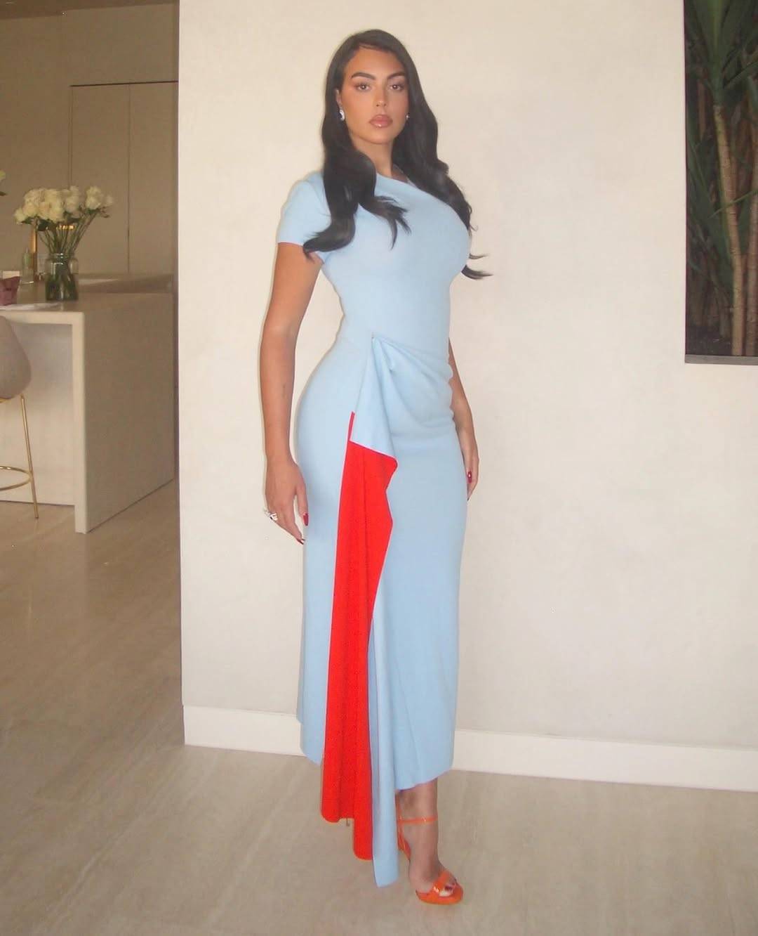 جورجينا رودريغيز تلفت الأنظار بفستان مميز من 