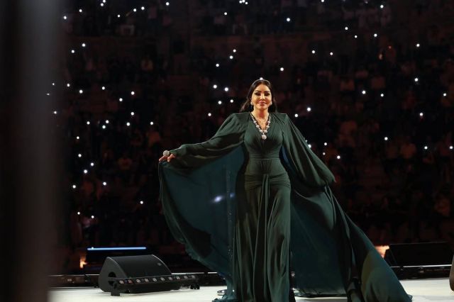 اطلالة أحلام في جرش بفستان وعباية سوداء 