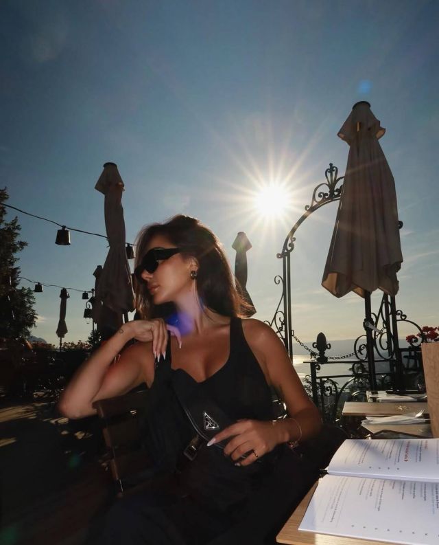 إطلالة بسمة بوسيل بجمبسوت باللون الأسود ونظّارات شمسية بارزة 