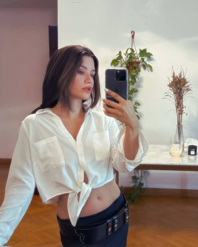 اطلالة سينتيا خليفة باللونين الأبيض والأسود 