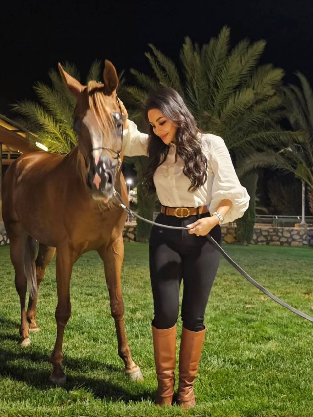 لجين عمران بإطلالة مميزة في الأردن: أناقة تنبض بأصالة الفروسية