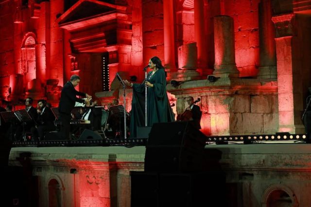 اطلالة أحلام في جرش بفستان وعباية سوداء 