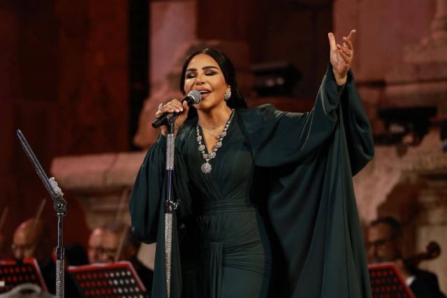 اطلالة أحلام في جرش بفستان وعباية سوداء 