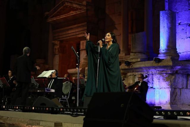 اطلالة أحلام في جرش بفستان وعباية سوداء 