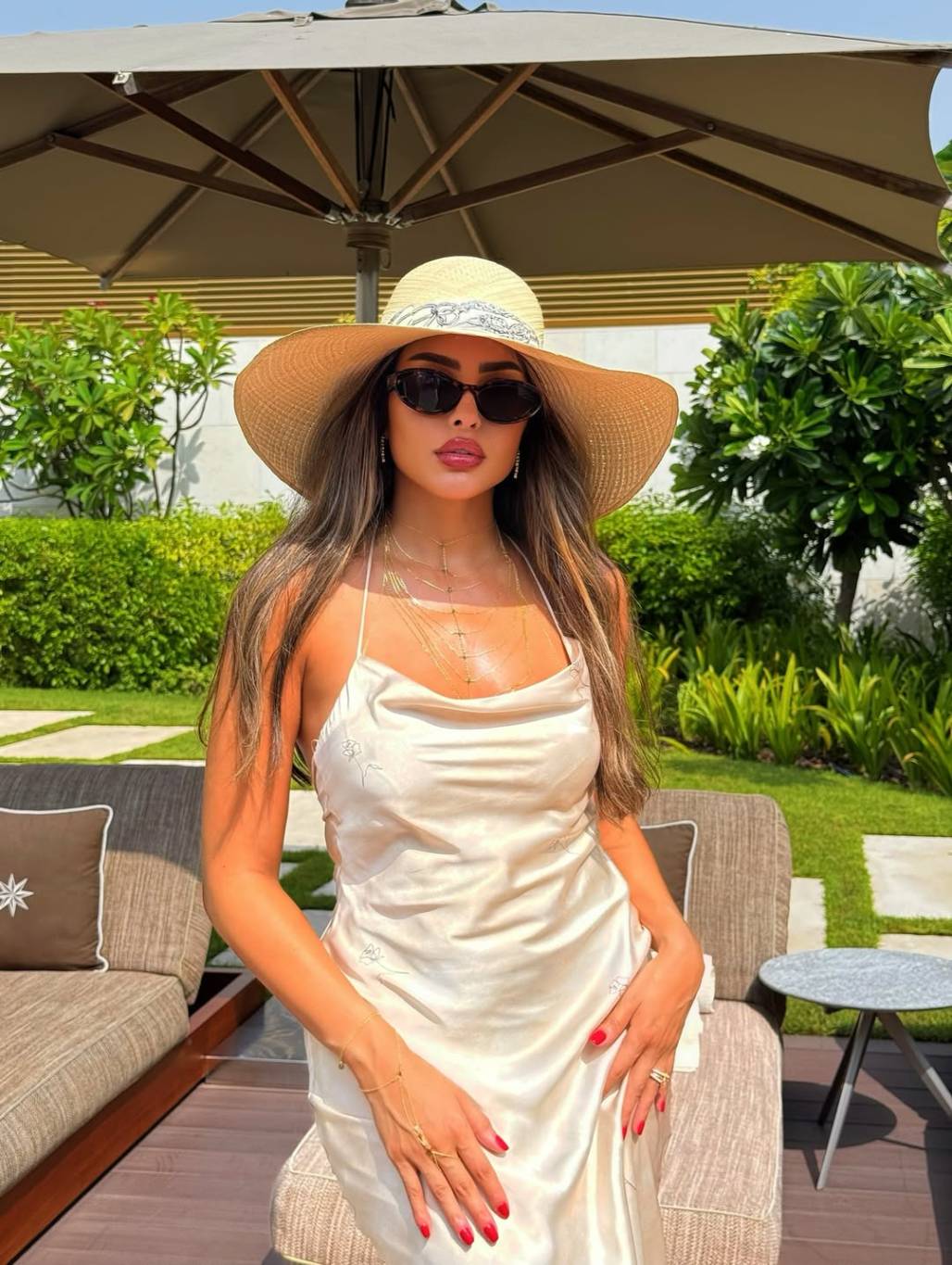 فوز الفهد بإطلالة صيفية أنثوية تحبس الأنفاس