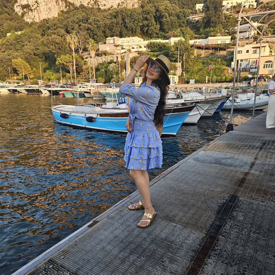 لجين عمران تتألق بإطلالة صيفية منعشة من اللينين في كابري