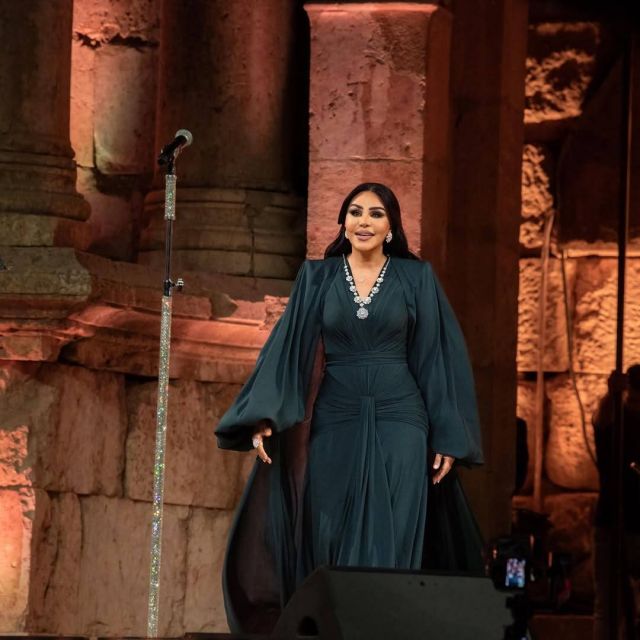 اطلالة أحلام في جرش بفستان وعباية سوداء 