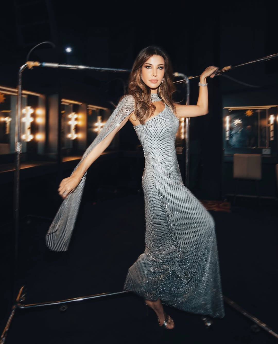 نانسي عجرم تتألق بفستان فضي راقٍ بتصميم مميّز